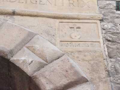 La scritta, assieme ad altre due incisioni pi� piccole situate sotto due croci su globi, annuncia l�ingresso a quello che doveva essere un antico luogo sacro